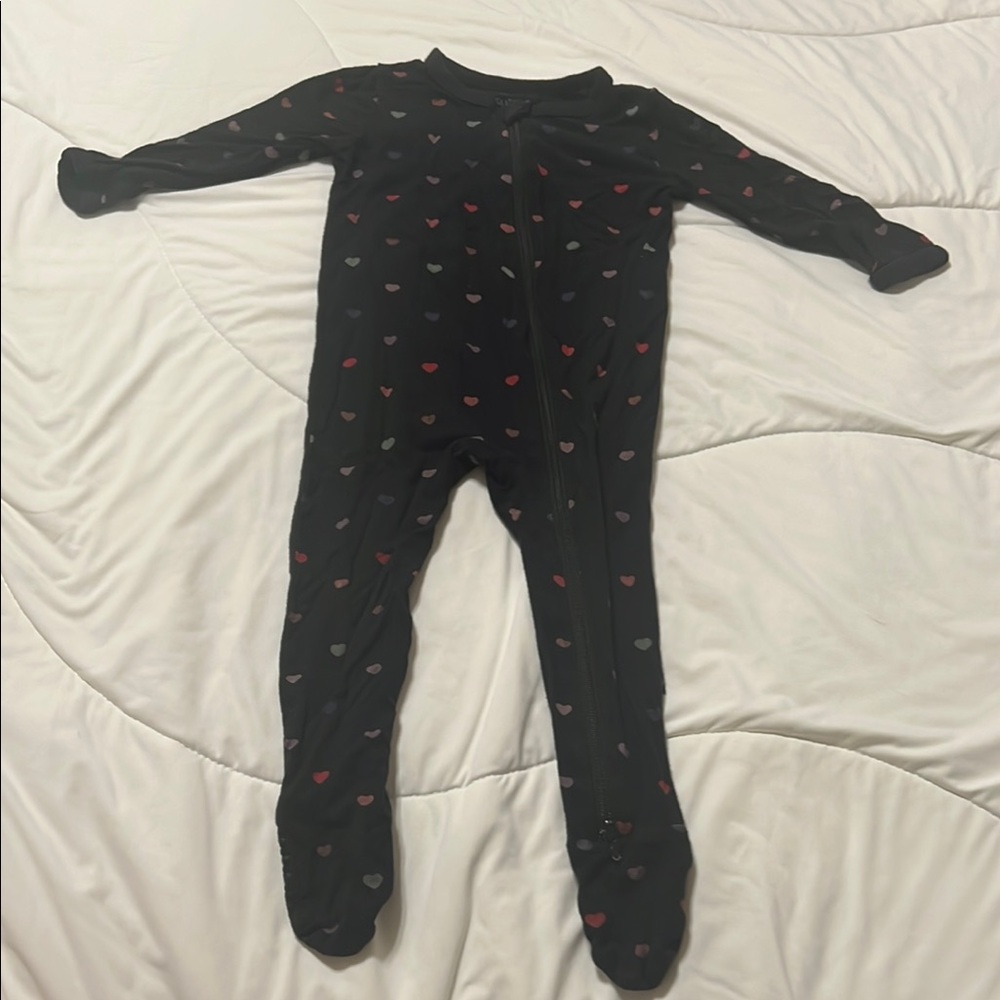 Kyte BABY Black and hearts Footies One Piece
